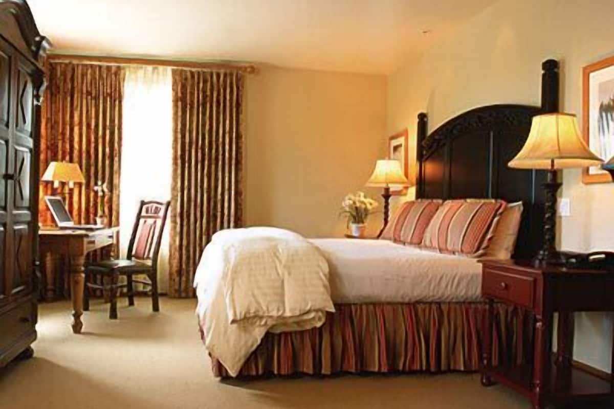 1 bedroom, premium bedding, in-room safe, desk