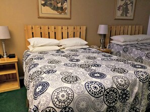 Habitación estándar doble, 2 camas de matrimonio | Cortinas opacas, tabla de planchar con plancha, wifi gratis