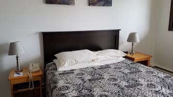 Standard Room, 1 Queen Bed | Blackout drapes, iron/ironing board, free WiFi, bed sheets