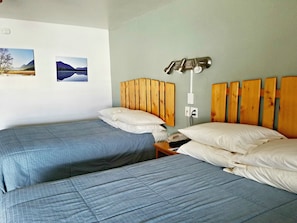 Chambre Double Standard, 2 lits doubles | Rideaux occultants, fer et planche à repasser, Wi-Fi gratuit