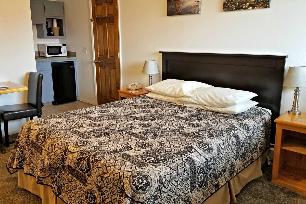 Standard Room, 1 Queen Bed | Blackout drapes, iron/ironing board, WiFi (free), bed sheets