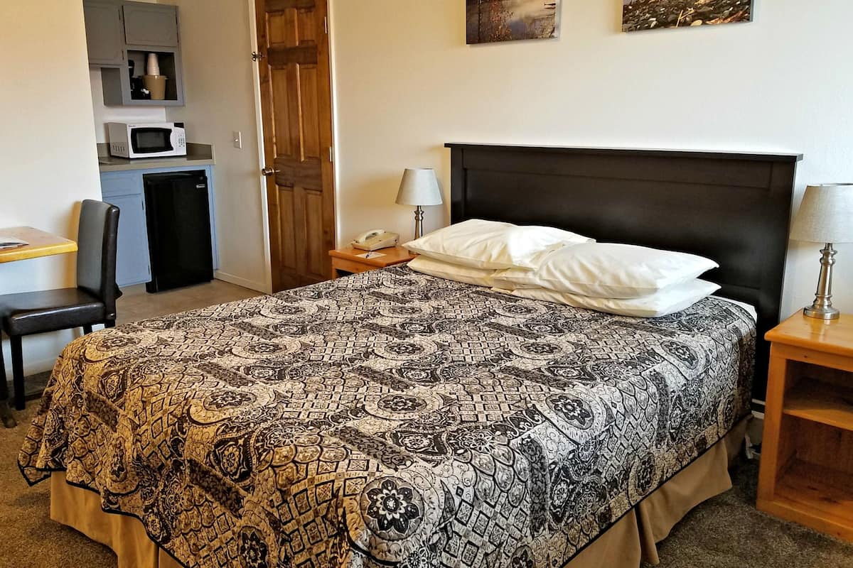 Camera Standard, 1 letto queen | Tende oscuranti, ferro/asse da stiro, Wi-Fi gratuito, lenzuola