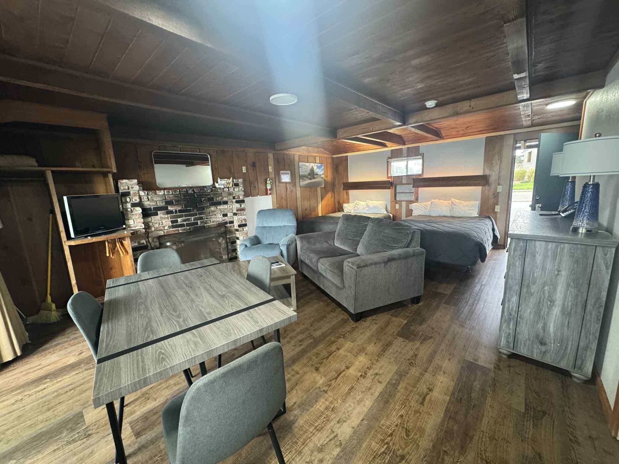 Superior Duplex, 2 Queen Beds, Kitchen, Oceanfront | Hypo-allergenic bedding, iron/ironing board, bed sheets