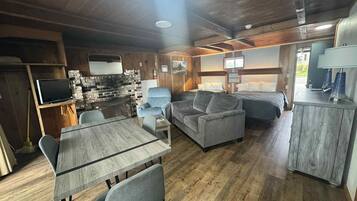 Superior Duplex, 2 Queen Beds, Kitchen, Oceanfront | Hypo-allergenic bedding, iron/ironing board, bed sheets