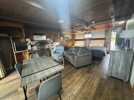 Deluxe Duplex, 2 Queen Beds, Pets Allowed, Oceanfront | Hypo-allergenic bedding available, bed sheets