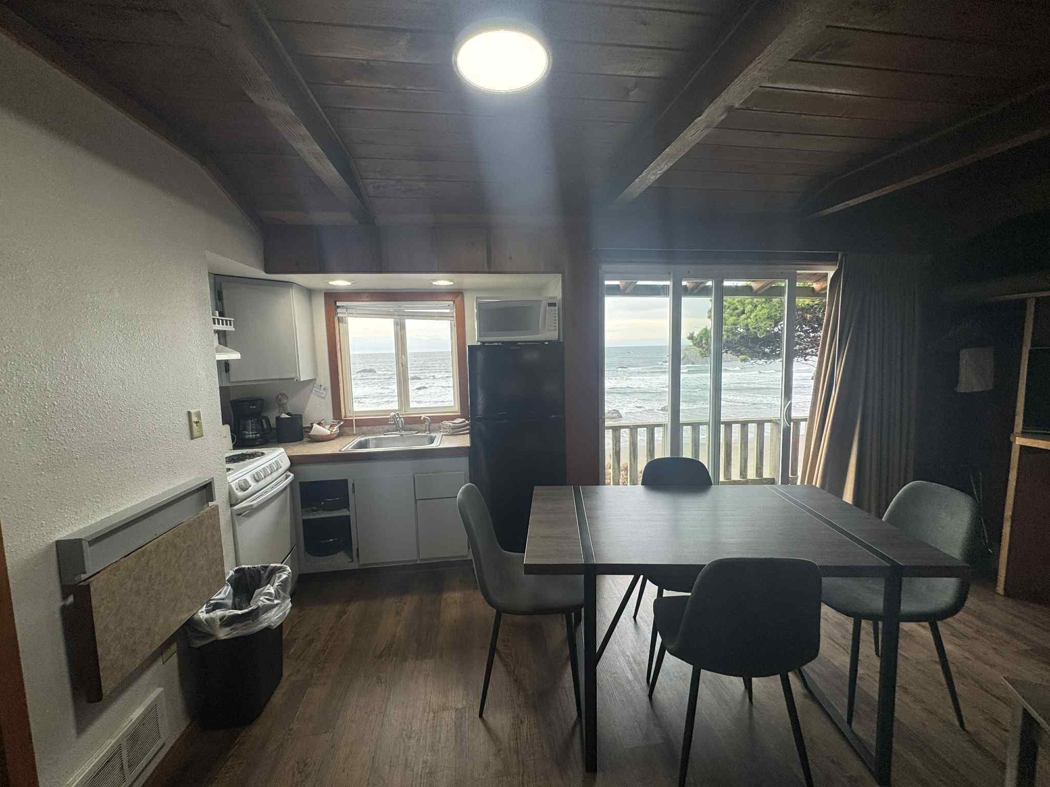 Toetasjesleilighet – superior, 2 queensize-senger, kjøkken, ved havkanten | Spiseområde på rommet