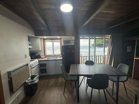 Deluxe Duplex, 2 Queen Beds, Pets Allowed, Oceanfront | In-room dining. Sunset Oceanfront Lodging