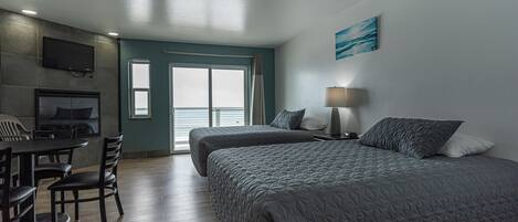 Ein modernes Hotelzimmer mit einem Bett, einem Schreibtisch und einem Stuhl.