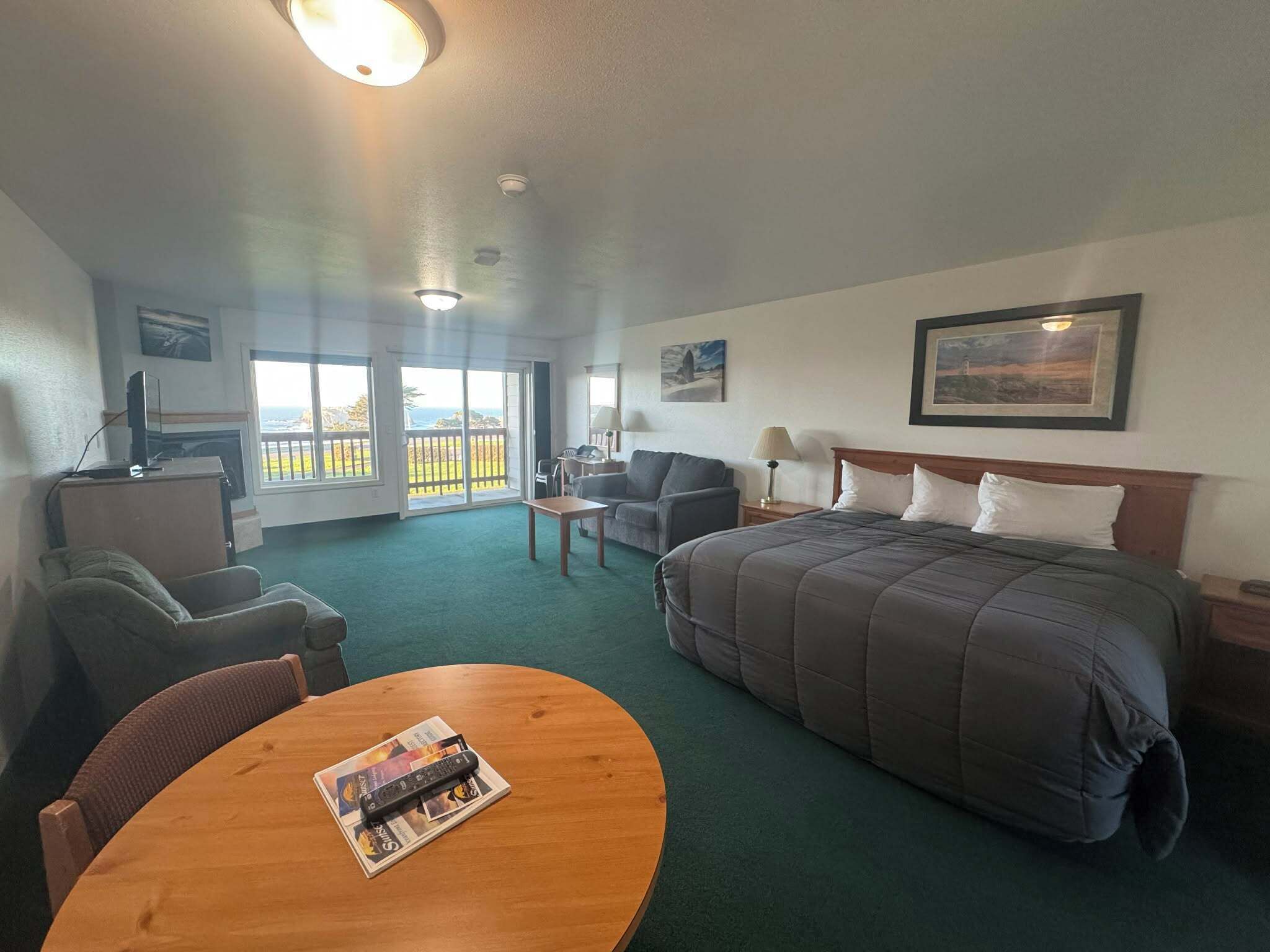 شقة إستديو عادية - سرير ملكي - بشرفة - بمنظر جزئي للمحيط | مخطط تصميم الطابق