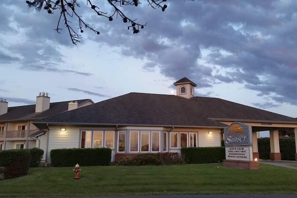 Sunset Oceanfront Lodging