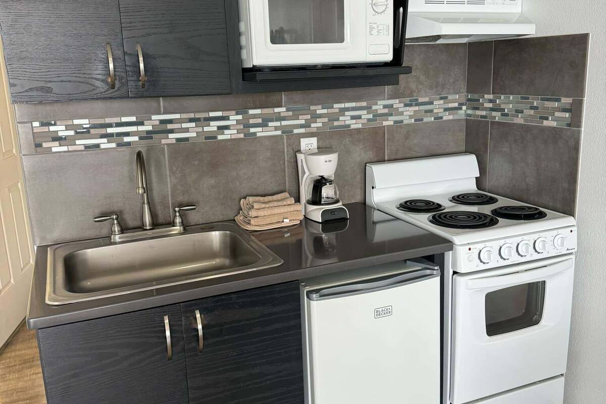 microwave, coffee/tea maker