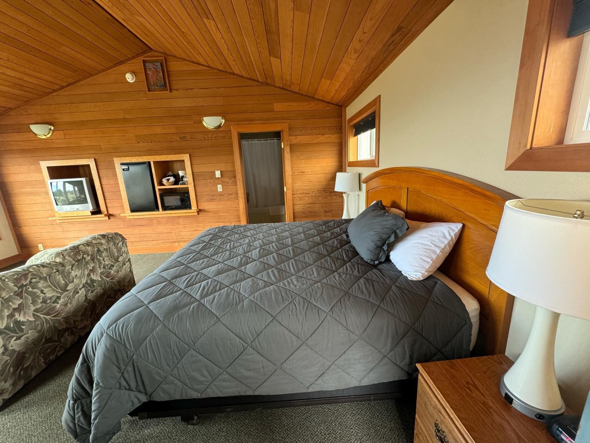 Deluxe Room, 1 King Bed, Jetted Tub, Partial Ocean View | Hypo-allergenic bedding, iron/ironing board, bed sheets