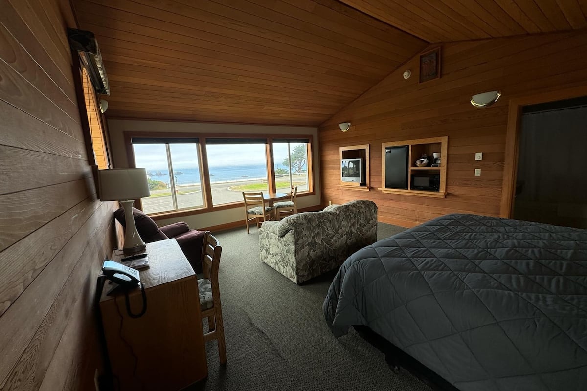 deluxe room, 1 king bed, jetted tub, partial ocean view | floor plan