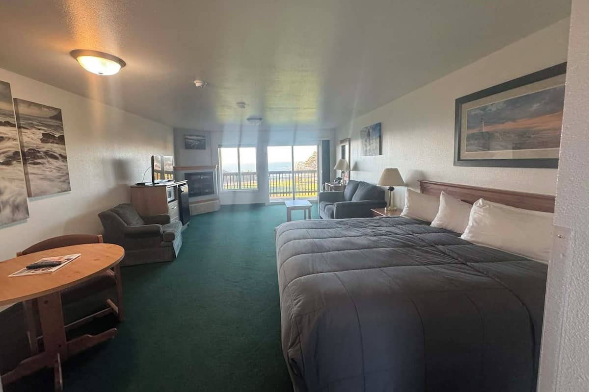 标准开间, 1 张特大床, 阳台, 部分海洋景观 | 阳台景观