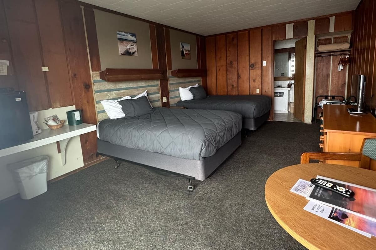 Basic Room, 2 Double Beds, Pets Allowed, Oceanfront | Floor plan