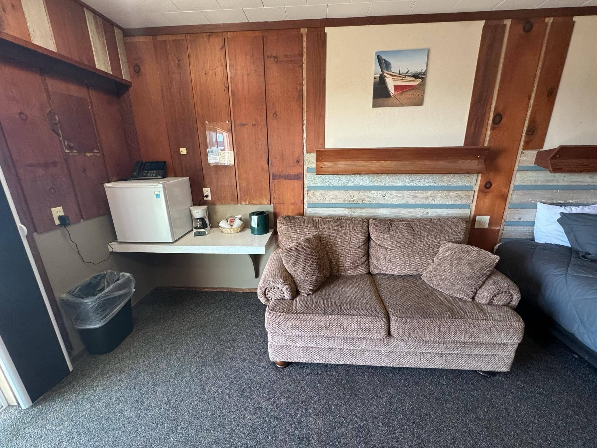 basic room, 1 queen bed, pets allowed, oceanfront | mini fridge