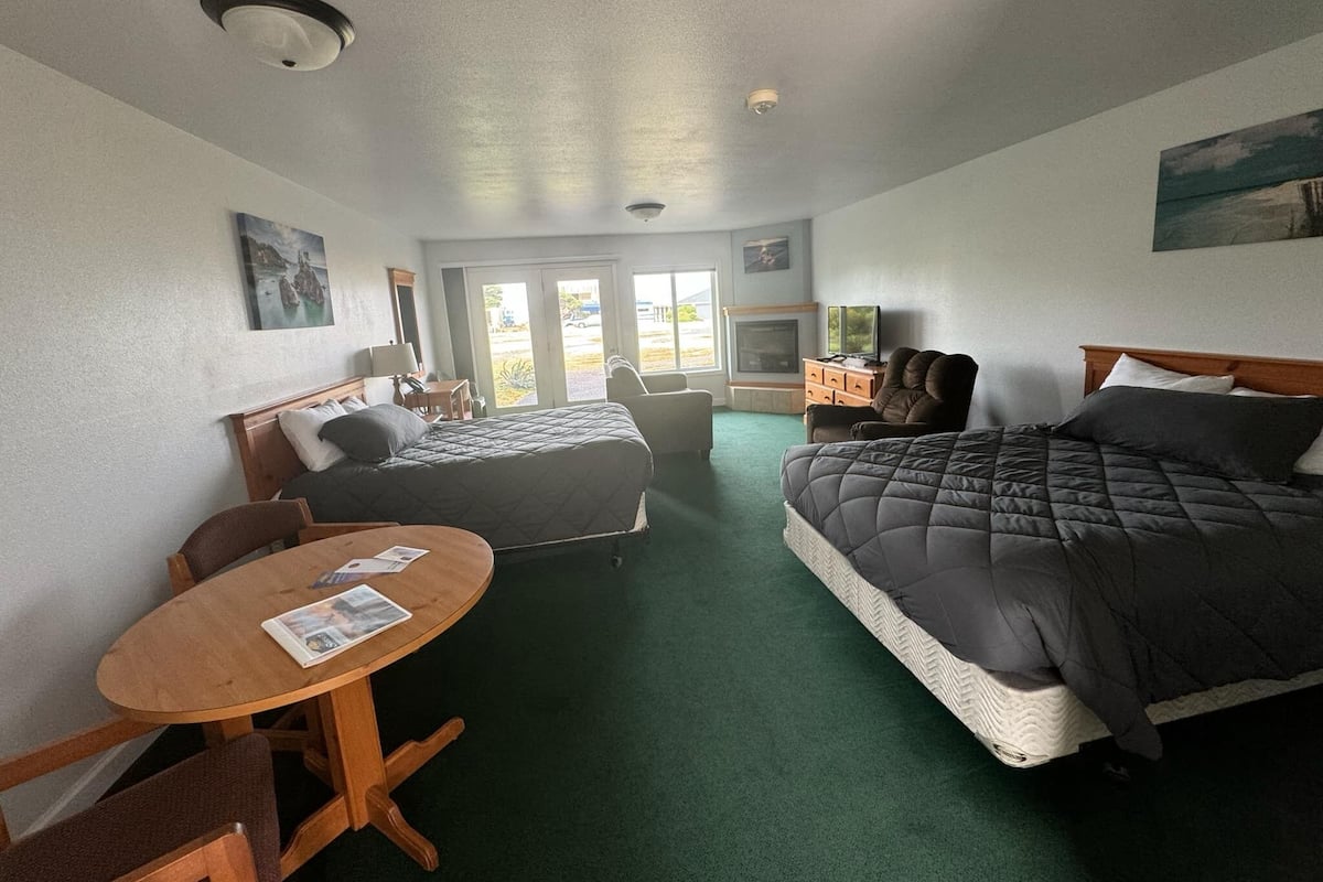 Standard Studio, 2 Queen Beds, Roll-in Shower, Partial Ocean View | Floor plan