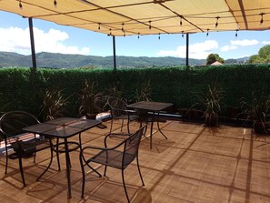 供应早餐、午餐和晚餐，地区菜