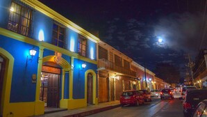 A street at night with buildings, cars, and a visible moon. - Hotel Mision Colonial San Cristobal (San Cristóbal de las Casas)