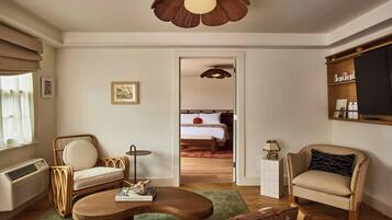 Chambre | Lit avec matelas à plateau-coussin, fer et planche à repasser