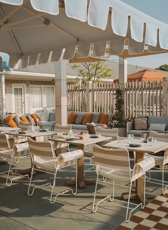 Restaurant. The Beachside