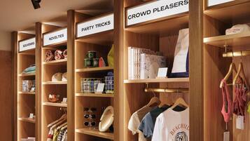 Un espacio comercial ordenado con estanterías de madera etiquetadas con categorías como 'CROWD PLEASERS' y 'FINE'.