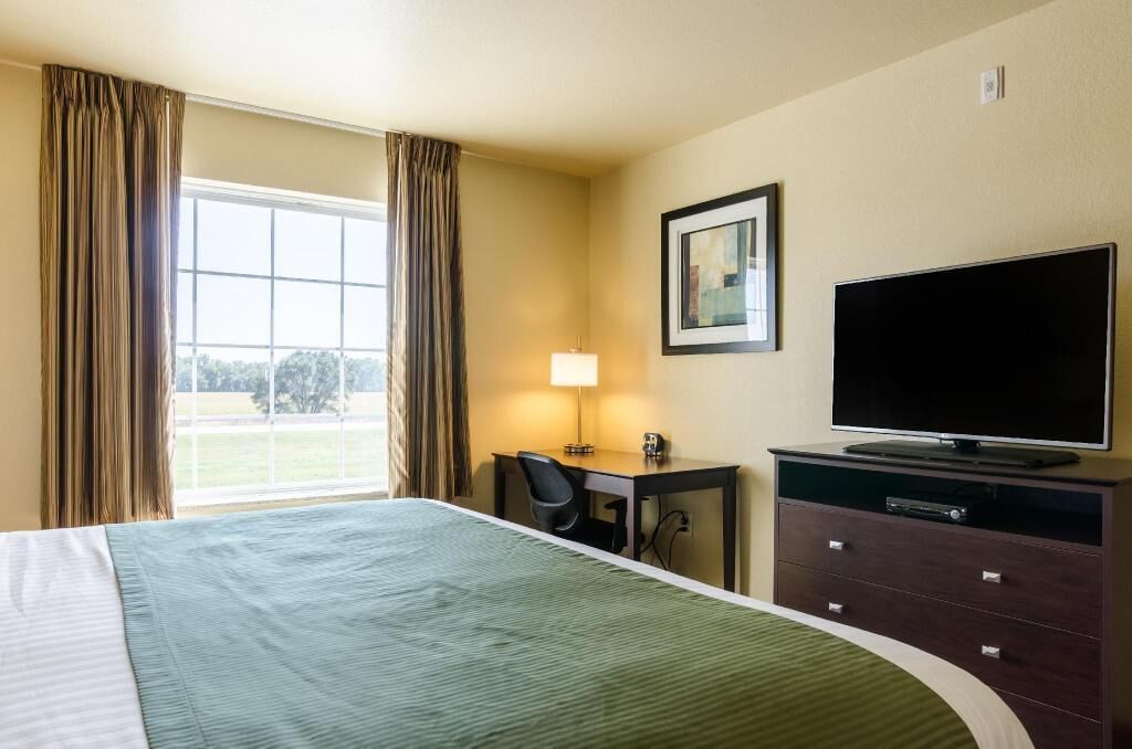 Luxe beddengoed, pillowtop-bedden, een bureau, een laptopwerkplek
