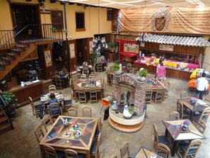 朝食、ランチ、ディナーに営業 (郷土料理)