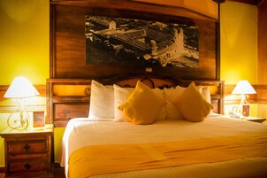 Habitación cuádruple Confort | Ropa de cama de alta calidad, caja fuerte, escritorio