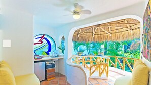 Two Bedroom Two Bathroom Upper Bungalow | Área de sala de estar