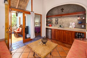 Romantic Bungalow, 1 Bedroom, Kitchenette, Garden View | Living area