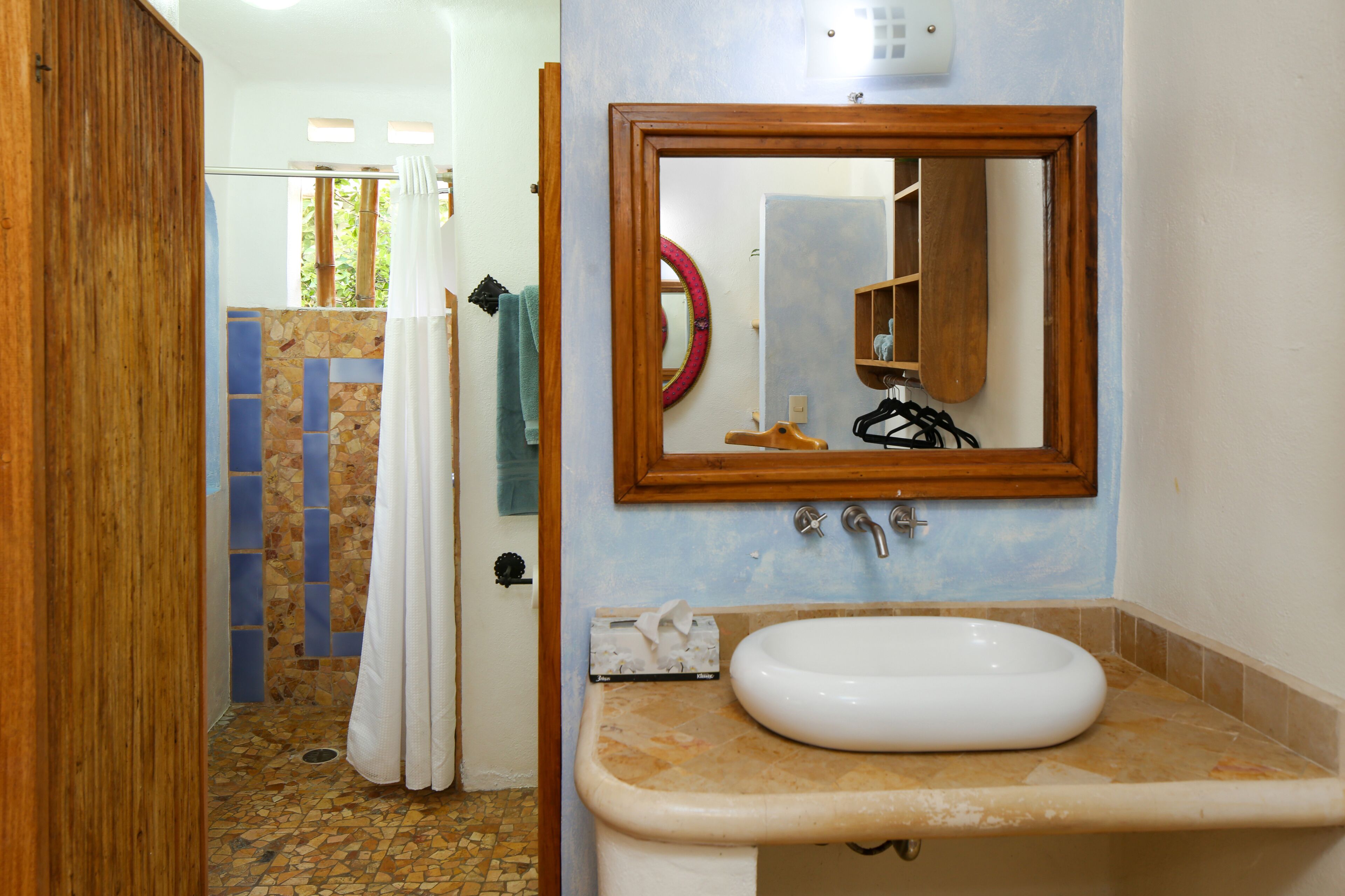 shower, rainfall showerhead, free toiletries, hair dryer