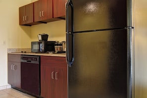 Suite, 1 King Bed with Sofa Sleep, Accessible Roll in Shower, Non Smoking | Ropa de cama de alta calidad y caja de seguridad en la habitación