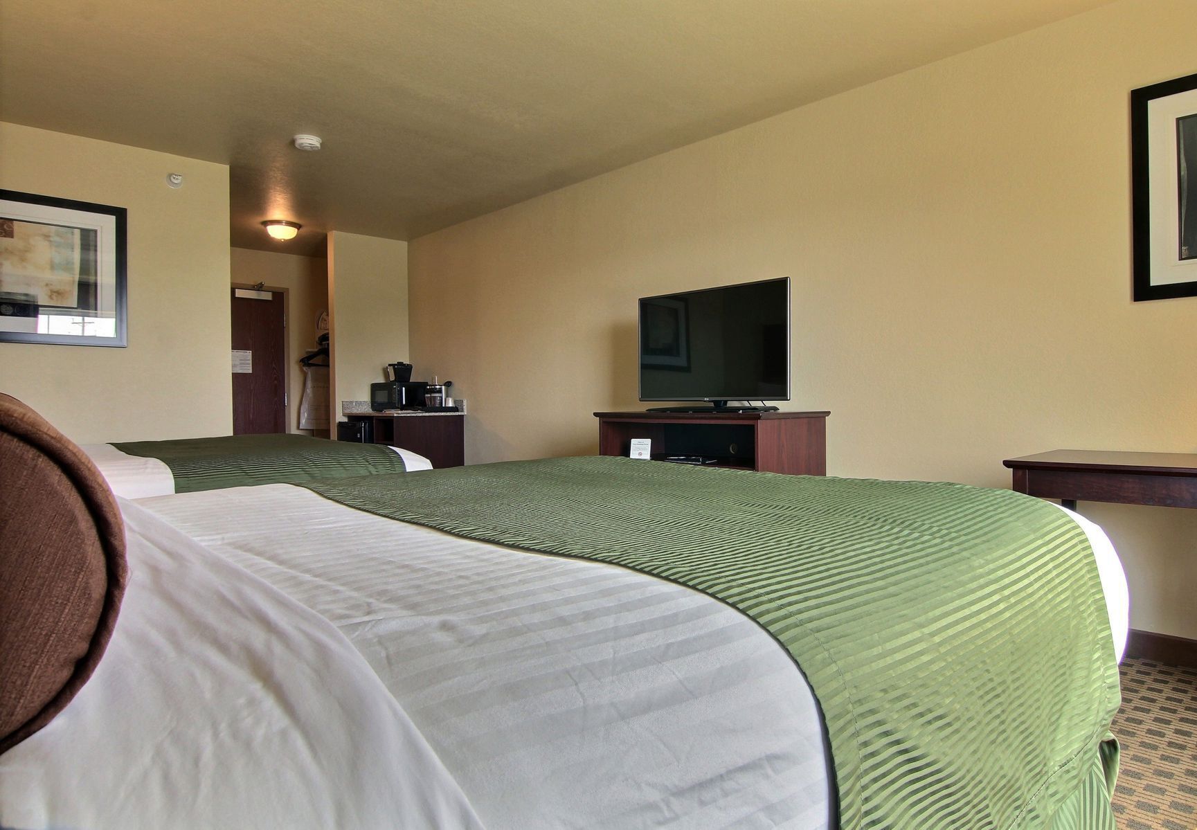 Premium bedding, in-room safe, desk, laptop workspace