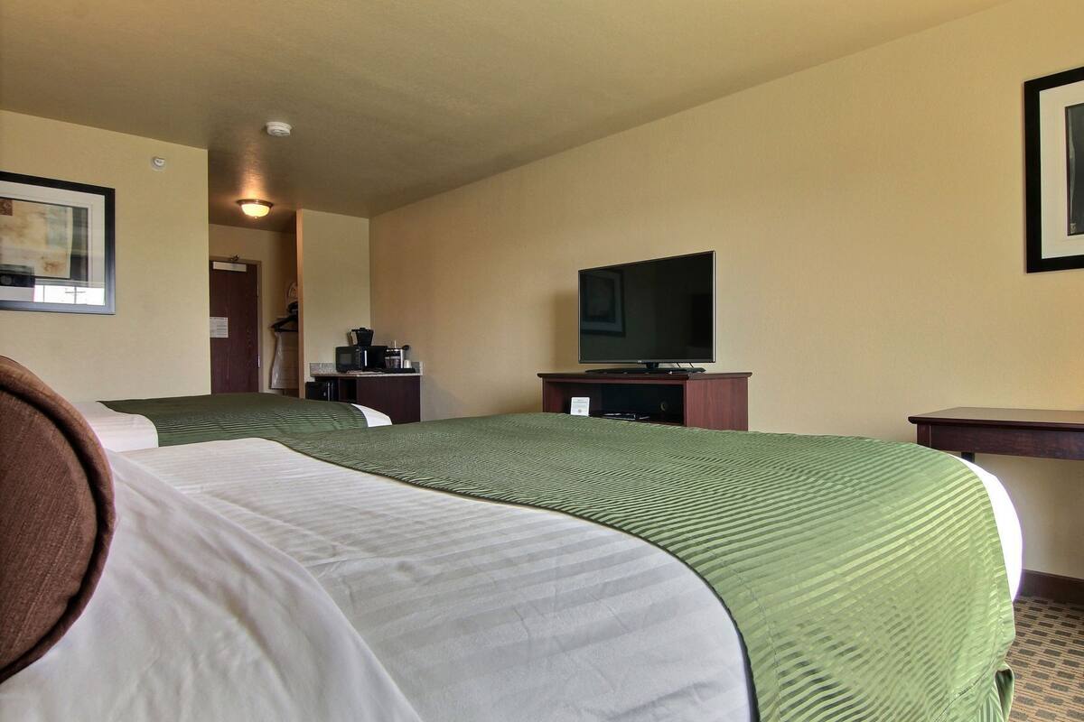 Premium bedding, in-room safe, desk, laptop workspace