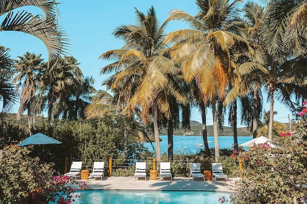 Piscina externa, espreguiçadeiras