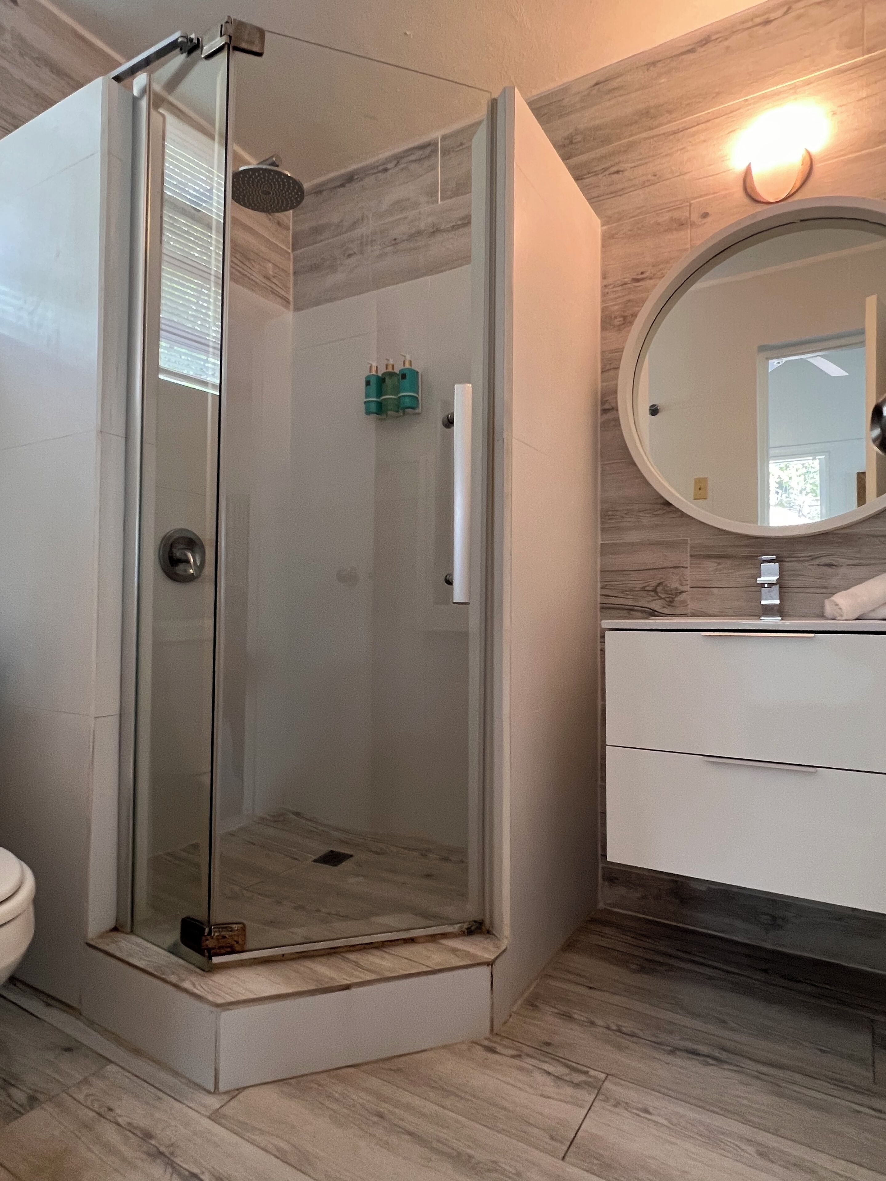 shower, rainfall showerhead, free toiletries, hair dryer