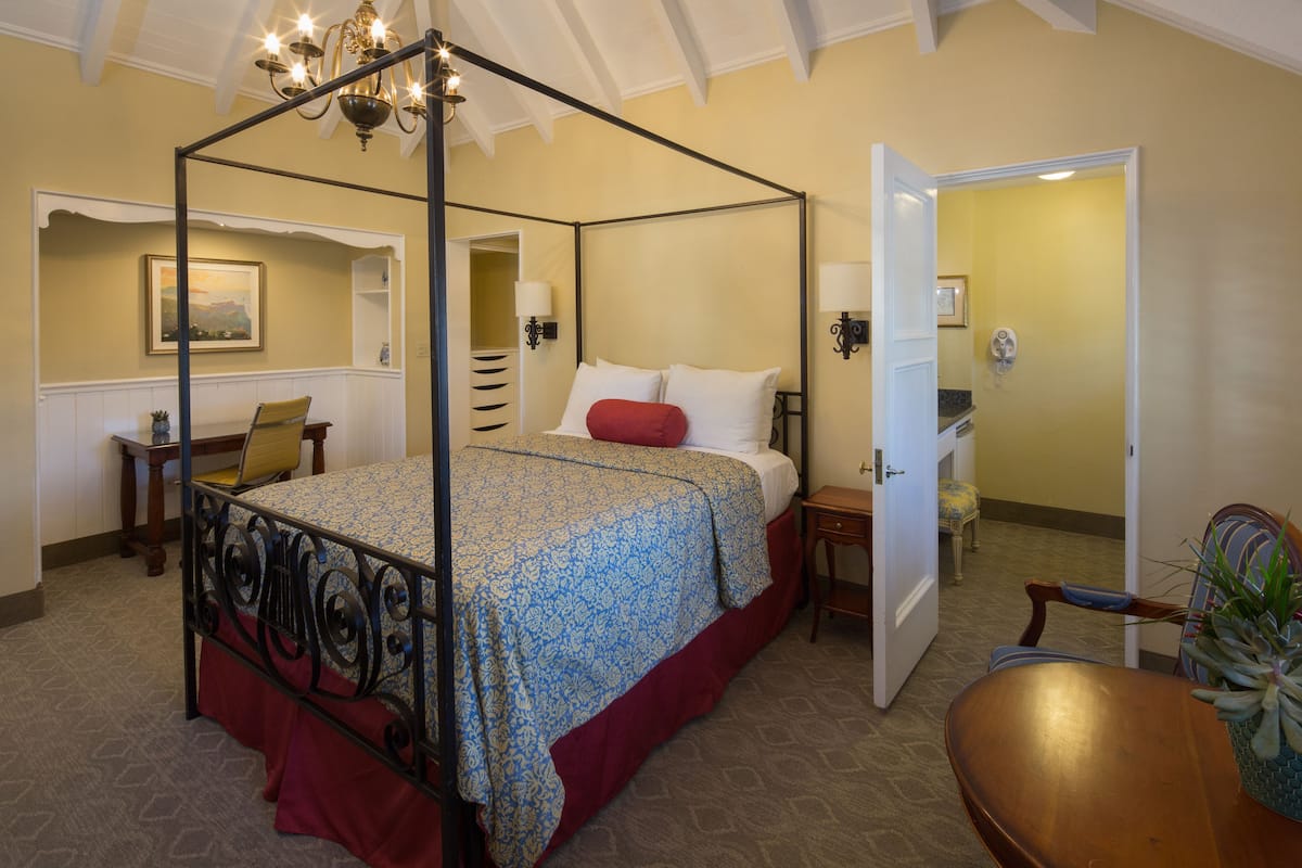 deluxe room, 1 king bed | premium bedding, pillow-top beds, iron/ironing board, free wifi