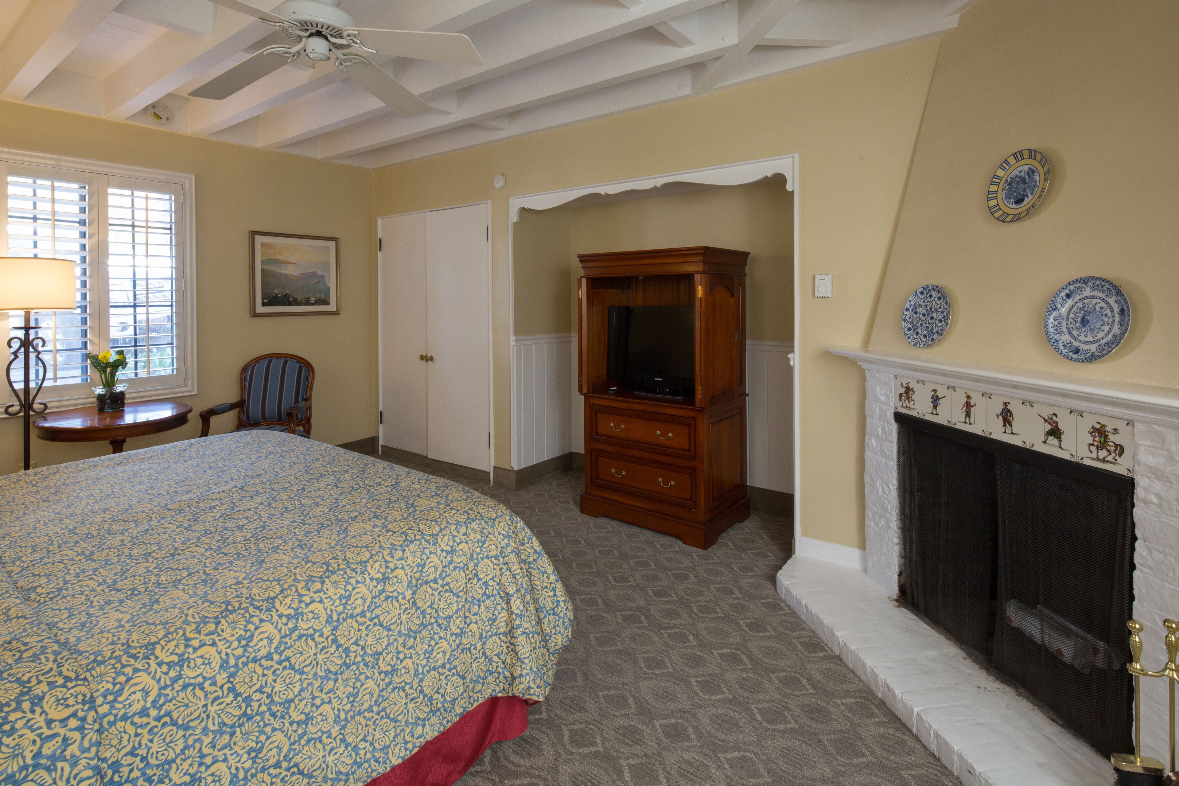 deluxe room, 1 king bed, fireplace | premium bedding, pillow-top beds, iron/ironing board, free wifi