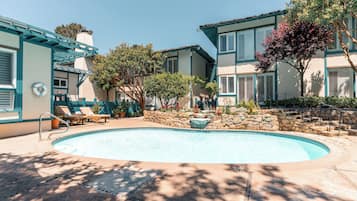 Piscine extérieure (ouverte en saison)