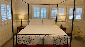 Suite, 1 kingsize bed | Luxe beddengoed, pillowtop-bedden, een strijkplank/strijkijzer