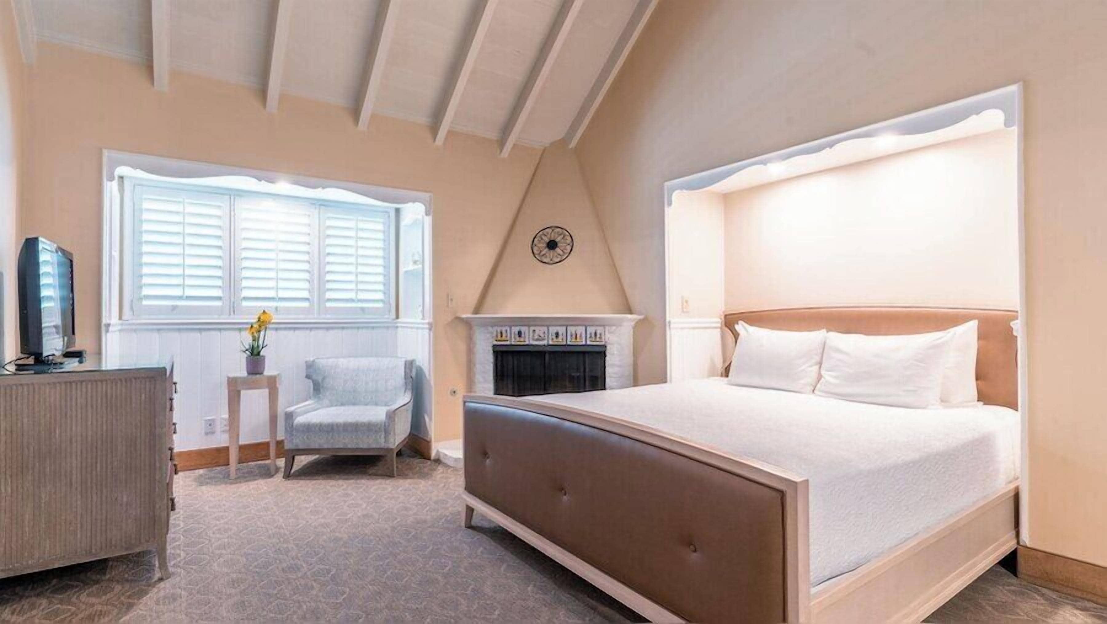 Deluxe Room, 1 King Bed, Fireplace