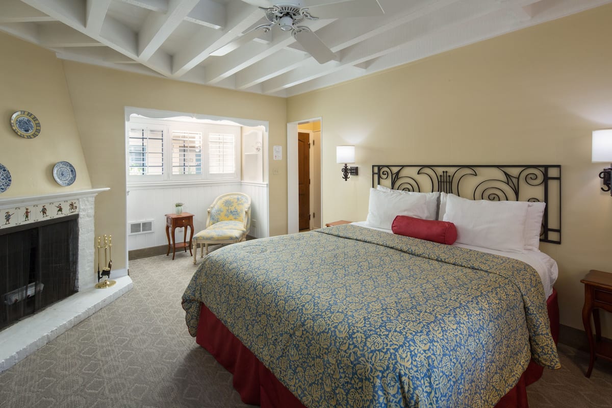 Deluxe kamer, 1 kingsize bed, open haard | Luxe beddengoed, pillowtop-bedden, een strijkplank/strijkijzer