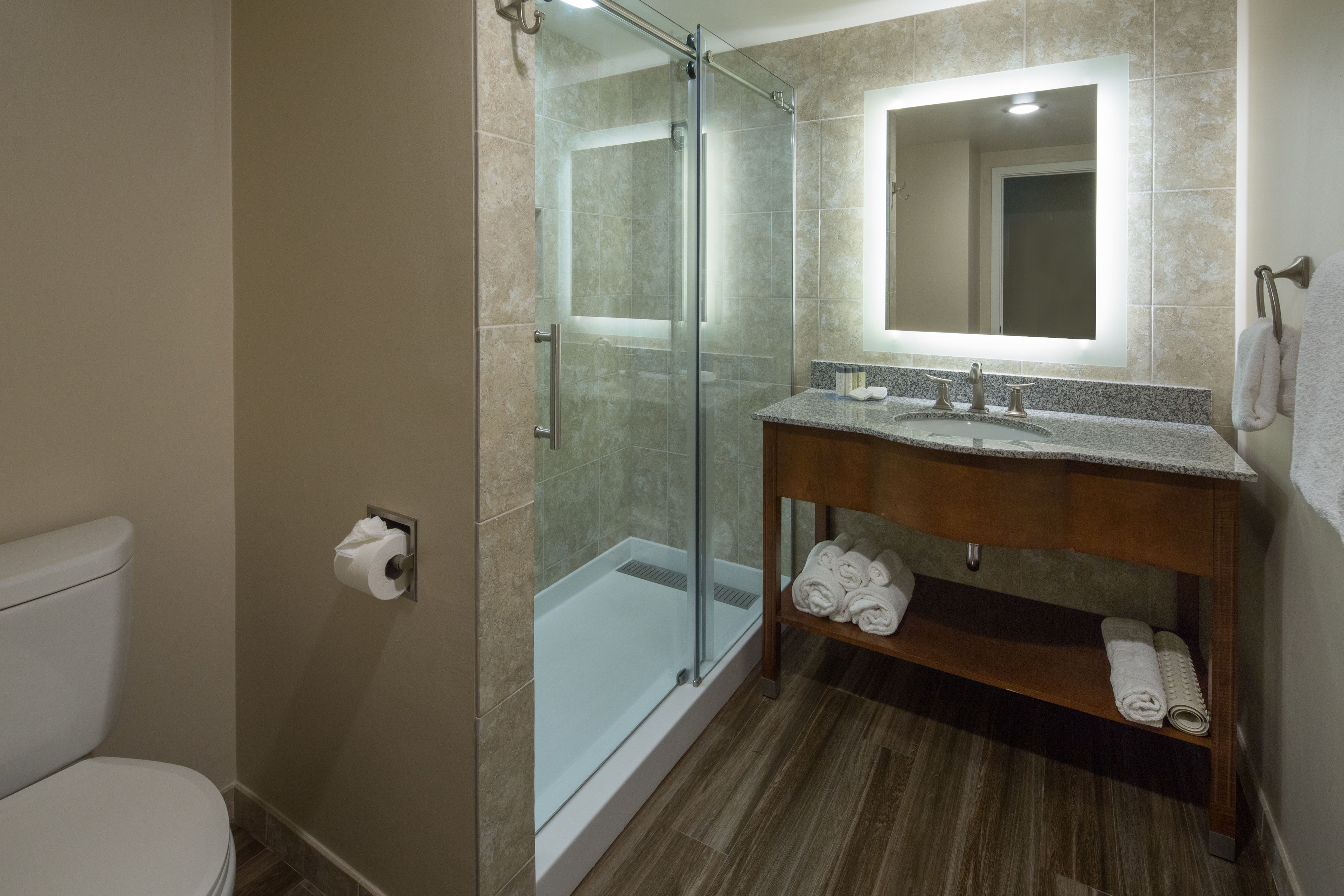 standard room, 1 king bed | bathroom | shower, free toiletries, hair dryer, towels
