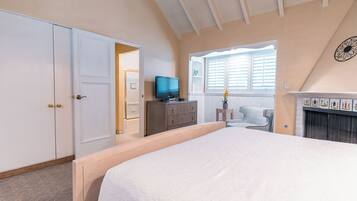 Chambre Deluxe, 1 trÚs grand lit, cheminée | Literie de qualité supérieure, surmatelas, fer et planche à repasser