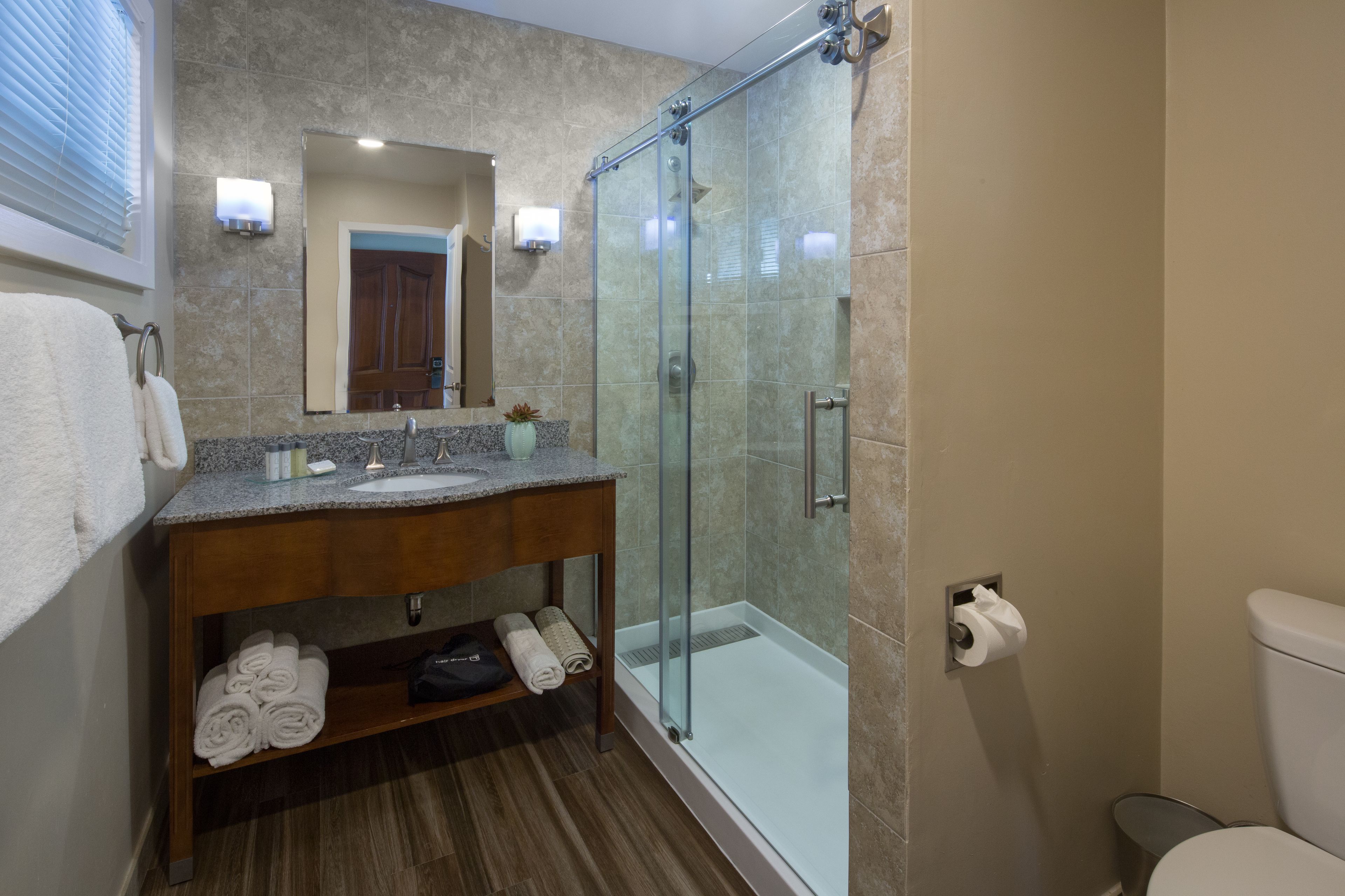 standard room, 1 queen bed | bathroom sink