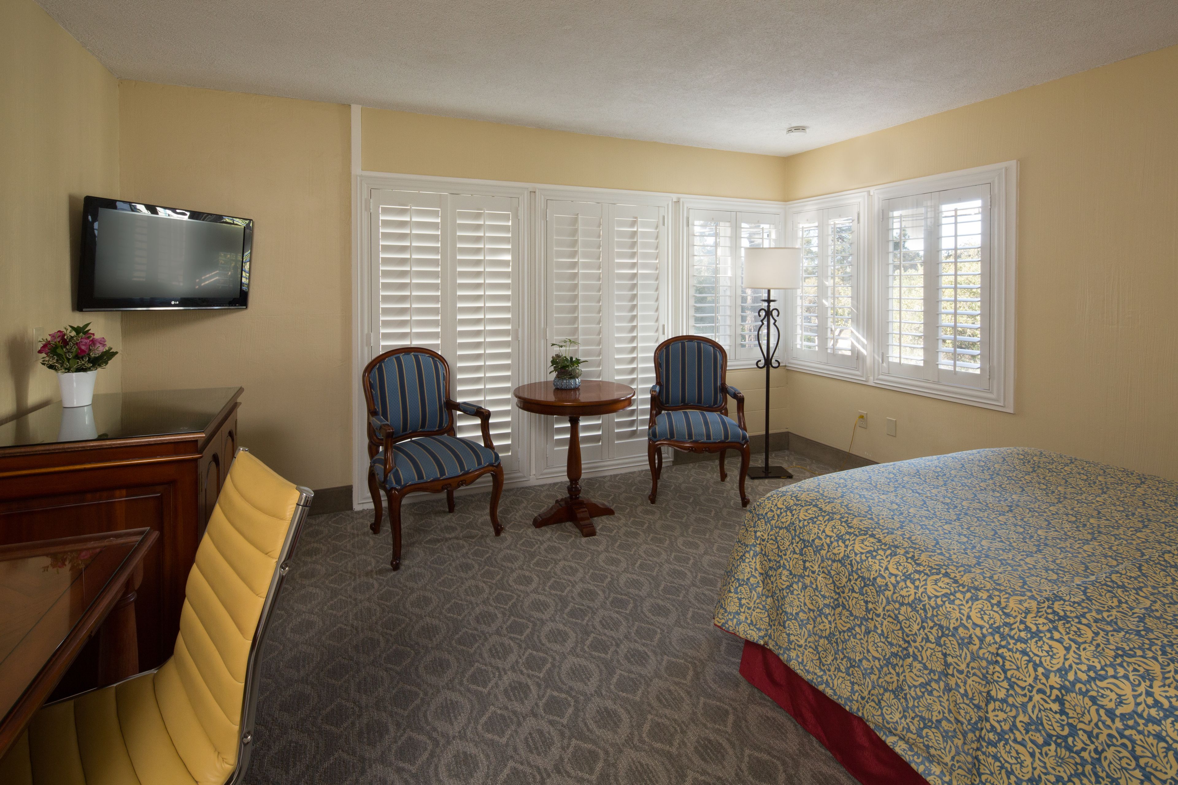 standard room, 1 king bed | premium bedding, pillow-top beds, iron/ironing board, free wifi