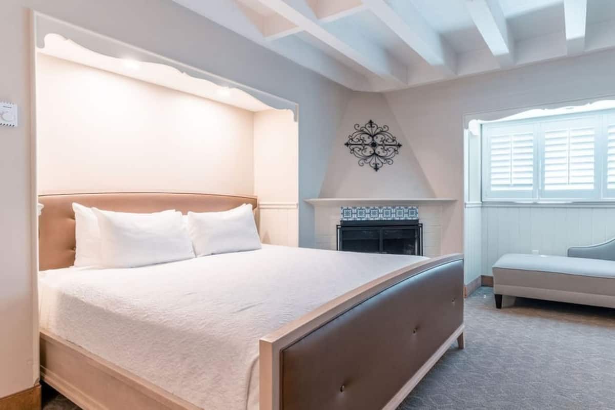 Premium Room, 1 King Bed, Fireplace | Premium bedding, pillowtop beds, iron/ironing board, WiFi (free)