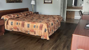 Habitación, 1 cama de matrimonio grande | Escritorio, wifi gratis, ropa de cama