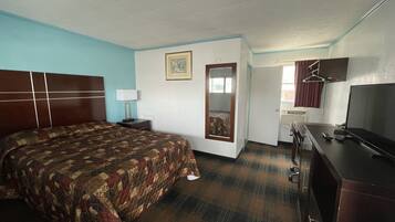 Room, 1 Queen Bed, Non Smoking | Desk, free WiFi, bed sheets